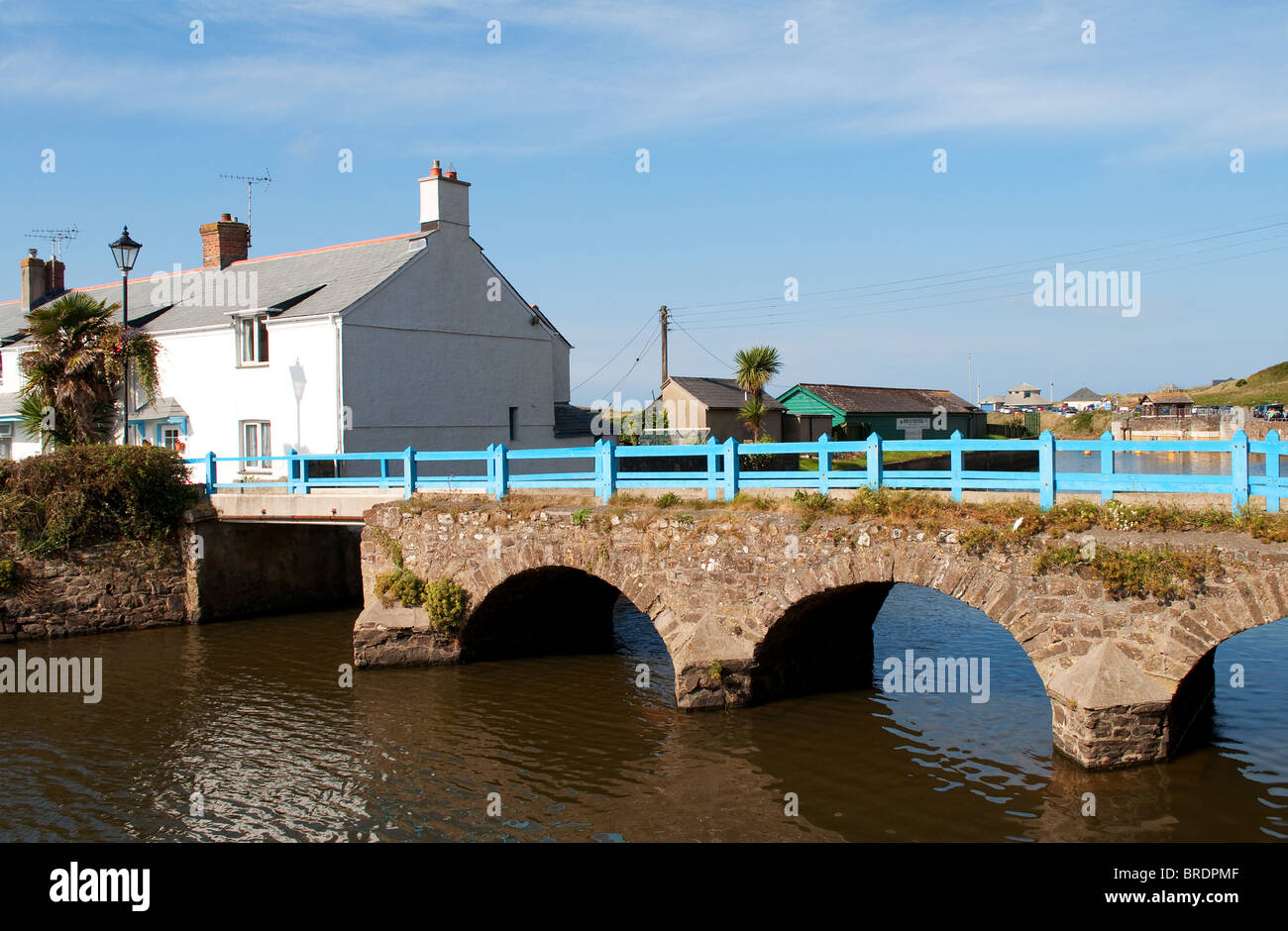 Ein ziemlich gewölbte Steinbrücke über den Fluss Neet bei Bude in Cornwall, Großbritannien Stockfoto