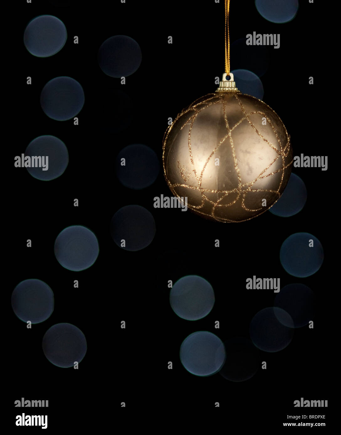 Goldene Weihnachtskugel Dekoration. Unscharfe Lichter im Hintergrund. Stockfoto