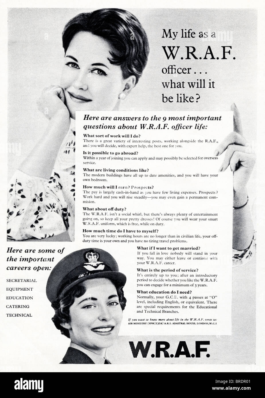 50 s Schwarz und Weiß Werbung für Frauen Royal Air Force Offiziere in Mode Magazin ca. 1959 Stockfoto