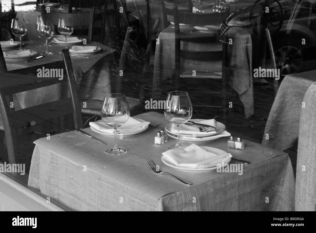 Schwarz / weiß Blick auf einem leeren Restaurant-Speisesaal von außen Stockfoto