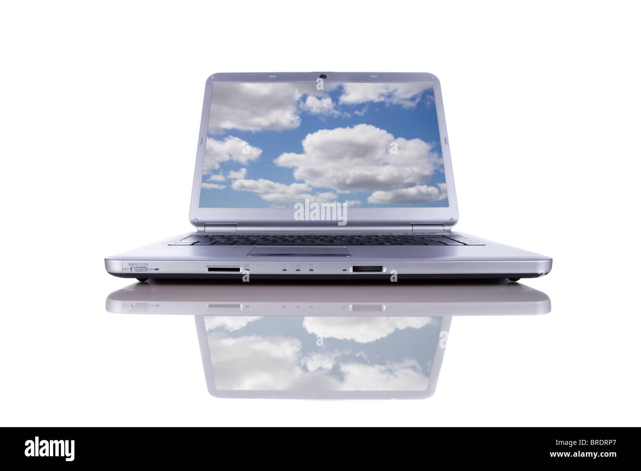 Cloud-computing-Konzept in einem modernen Laptop isoliert auf weiss Stockfoto