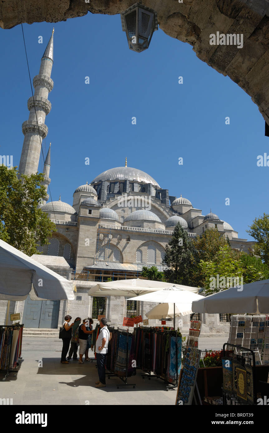 Shopping Touristen neben Süleymaniye Camii Stockfoto