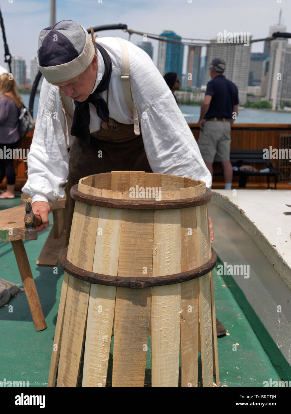 Schiff-Schreiner Montage ein Holzfass auf einem Segelschiff. Toronto, Ontario, Kanada. Stockfoto