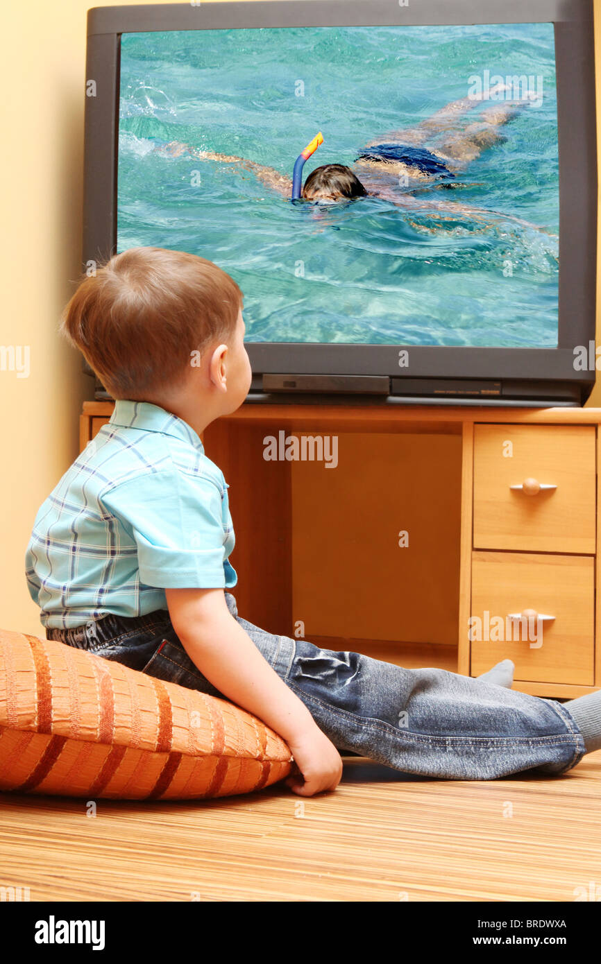 Kleiner Junge Kino im Fernsehen anschauen Stockfoto
