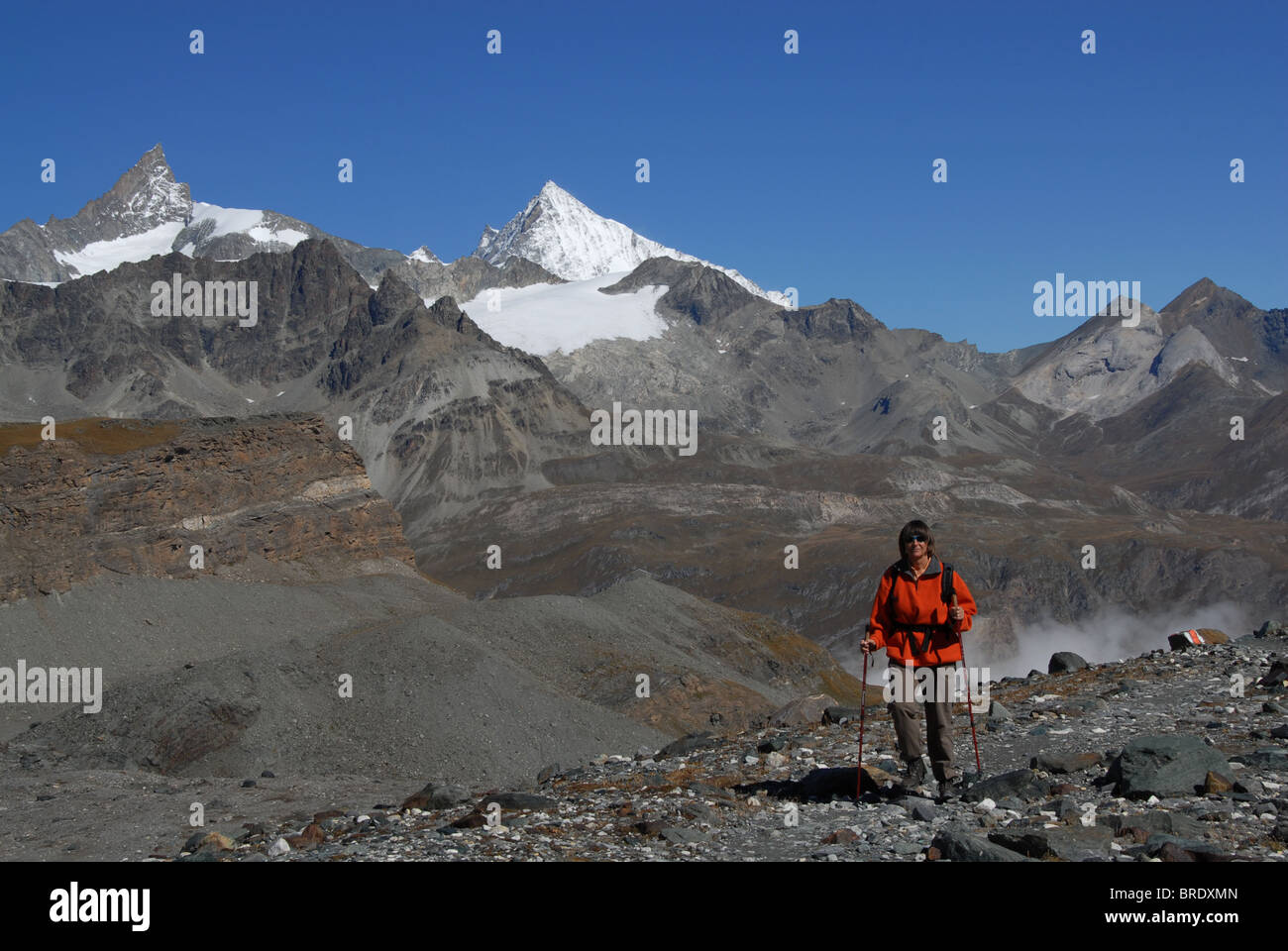 Wanderer auf Gletscher-Trail über Zermatt WithZinalrothorn (l) und Weisshrn, Schweiz Stockfoto