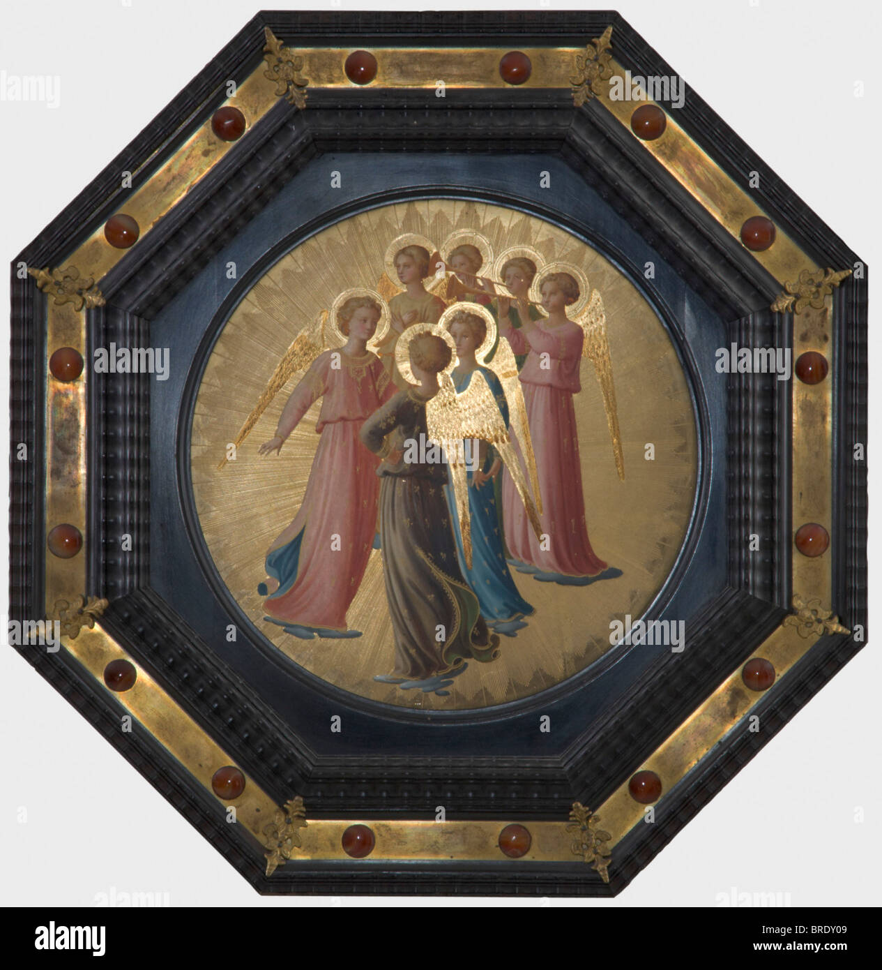 Ein Paar Mandi nach Gemälden von Fran Angelico (15. Jahrhundert), Diomede della Bruna, zweite Hälfte des Öls aus dem 19. Jahrhundert auf radial gravierten Goldgrund und Holz. Zwei runde Tänze von Engeln, jeweils nach rechts und links. Ein Gemälde, das auf der Verso 'Della Bruna, D. fec signiert ist. Via S. Caterina Nr. 9'. Jeweils 28 cm Durchmesser. Aufwendiger, achteckiger Rahmen im Stil des Barock mit flammgeschnitzter Umrandung, Ebenholz mit teilvergoldeten Bronze-Armaturen und je 16 gesetzten Karnelen. Auf der Veranda des Florentiner Rahmenmachers Label 'Ebanista Andrea Picchi'. Jeweils 46 cm Durchmesser. Die BA, Stockfoto