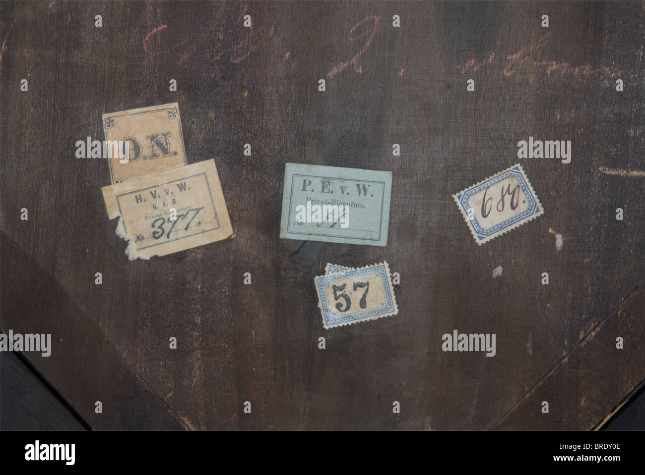 Ein Paar Mandi nach Gemälden von Fran Angelico (15. Jahrhundert), Diomede della Bruna, zweite Hälfte des Öls aus dem 19. Jahrhundert auf radial gravierten Goldgrund und Holz. Zwei runde Tänze von Engeln, jeweils nach rechts und links. Ein Gemälde, das auf der Verso 'Della Bruna, D. fec signiert ist. Via S. Caterina Nr. 9'. Jeweils 28 cm Durchmesser. Aufwendiger, achteckiger Rahmen im Stil des Barock mit flammgeschnitzter Umrandung, Ebenholz mit teilvergoldeten Bronze-Armaturen und je 16 gesetzten Karnelen. Auf der Veranda des Florentiner Rahmenmachers Label 'Ebanista Andrea Picchi'. Jeweils 46 cm Durchmesser. Die BA, Stockfoto