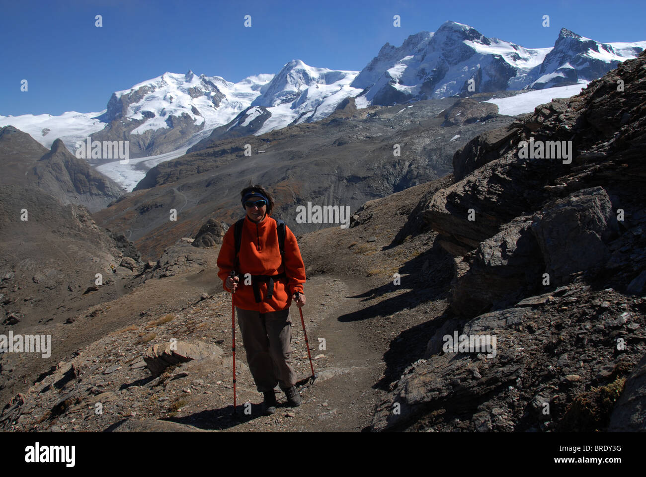 Wanderer auf Trail am Schwarzsee oberhalb von Zermatt mit (fr.l, R.) Monte Rosa, Liskamm, Breithorn, Klein Matterhorn, Schweiz Stockfoto