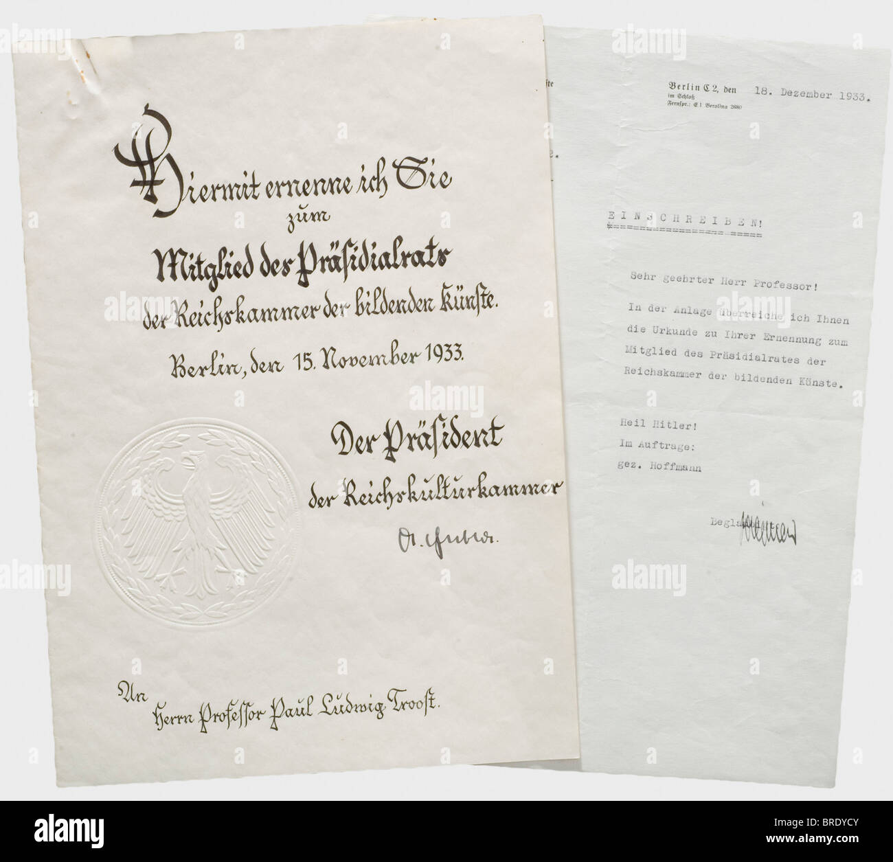 Paul Ludwig Troost (1878 - 1934), eine Ernennungsurkunde als Mitglied des Präsidentenrates der Reichskammer Der Bildenden Künste Berlin vom 15. November 1933, handschriftliche Unterschrift in der Tinte "Der Präsident der Reichskulturkammer Dr. Goebbels". Großes, blind gestempeltes Siegel mit reichem Adler. Doppeltes Blatt, Heftkurven. Auch ein Überweisungsschreiben des Präsidenten der Reichskammer vom 18. Dezember 1933. Anbei Karl Zeleny, des Handwerks geistigges Antlitz, lange handschriftliche Widmung des Autors in Tinte (1933) und ein paar Ausgaben des Periodikums 'Deutsches ha, Stockfoto