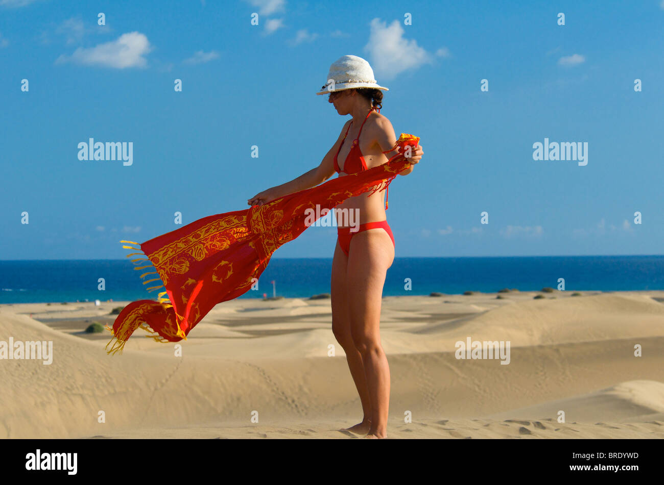 Frau in den Dünen von Maspalomas, Gran Canaria, Spanien Stockfoto
