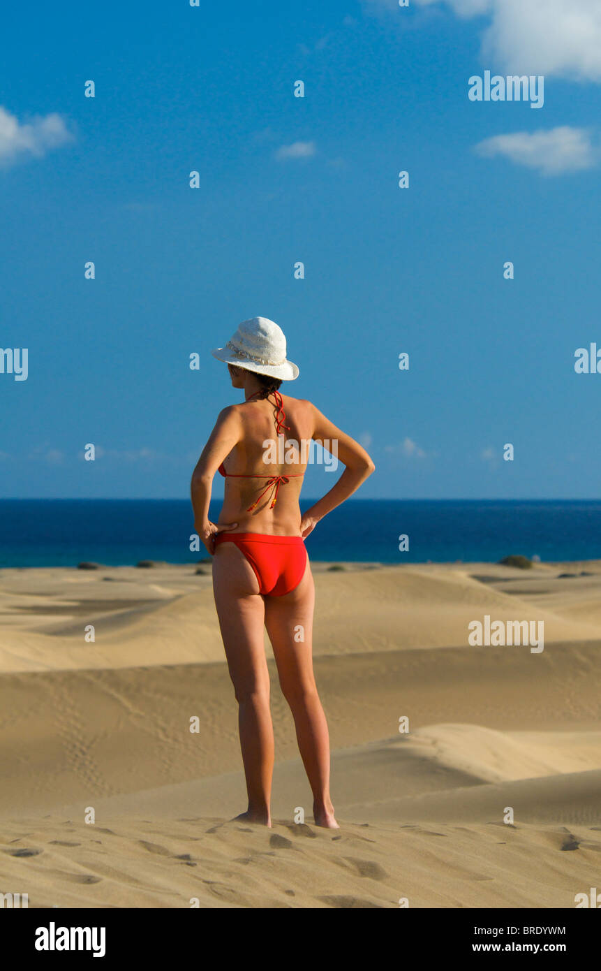 Frau in den Dünen von Maspalomas, Gran Canaria, Spanien Stockfoto
