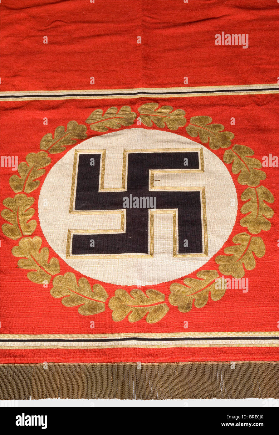 Adolf Hitler - ein Wandteppich aus dem braunen Haus in München Schwere  Version aus rotem Stoff, im Zentrum ein goldumrantes, aufrechtes schwarzes  Hakenkreuz in einer weißen Scheibe, umgeben von Blattstickereien aus  goldener