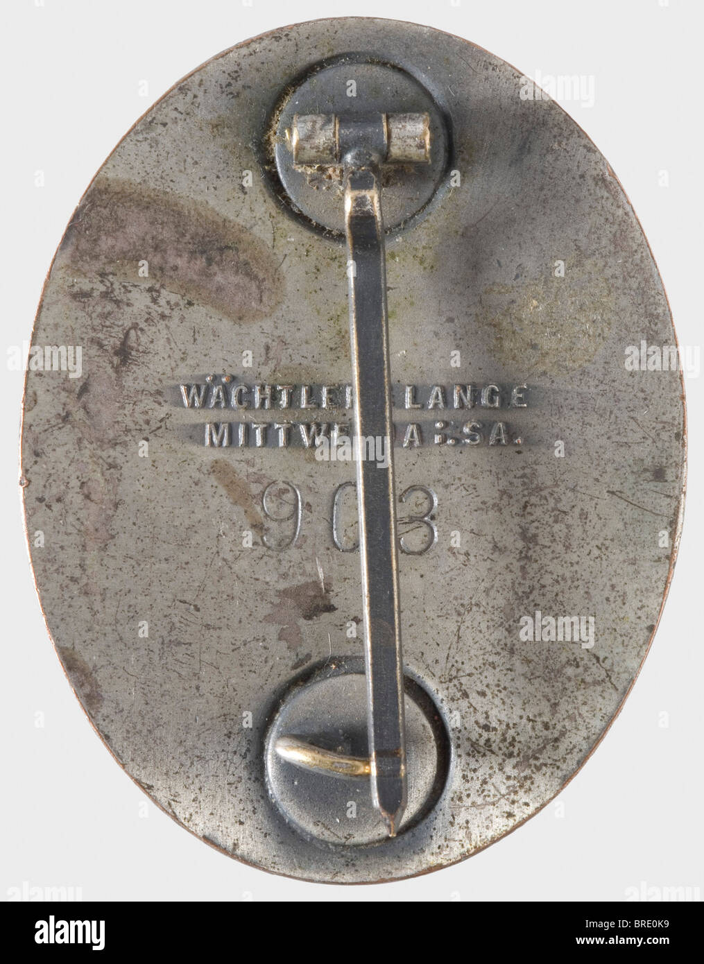 GAU-Ehrenzeichen Ostpreussen, mit Träger Nummer '903' Cupal, silvertiert  mit dunkler Patina. Umgekehrte gestempelte Träger-Nummer und Maker-Marke  "Wächtler & lange Mittweida i. SA." mit Senkkopfnadelsystem (OEK 3746),  offensichtliche Verschleißspuren ...