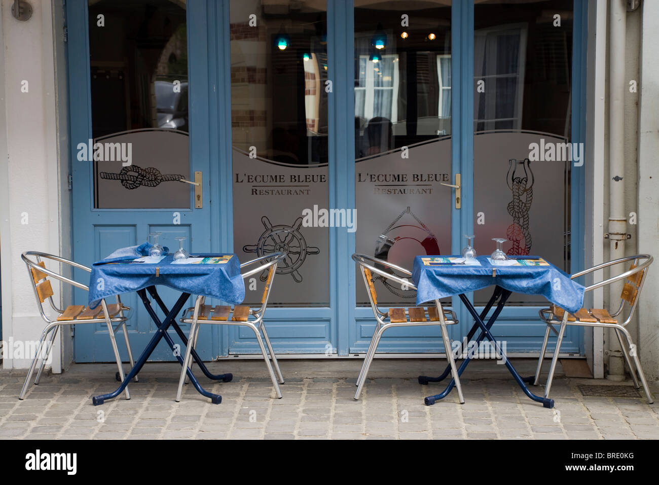 Straßenpflaster Tische und Stühle im Freien ein typisches französisches Restaurant in Nordfrankreich Stockfoto