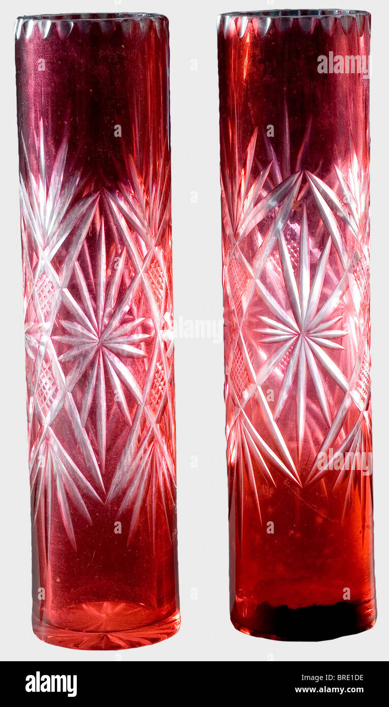 Zwei Kristallglasvasen aus dem Dessertservice "Golden Ruby", Kaiserlich Russische Glasmanufabrik St. Petersburg, um die Rose gefärbte Kristallglas-Glasscheibe mit geschnittener Dekoration. Sternförmige Unterteile, eine beschädigt. Höhe 19,3 cm. Herkunft: Herzogin Olga Nikolajewna Romanova (1822-1892), historische, historische, 19. Jahrhundert, Gefäße, Objekte, Fotos, Clipping, Ausschnitte, Ausschnitte, Ausschnitte, Ausschnitte, Ausschnitte, Stockfoto