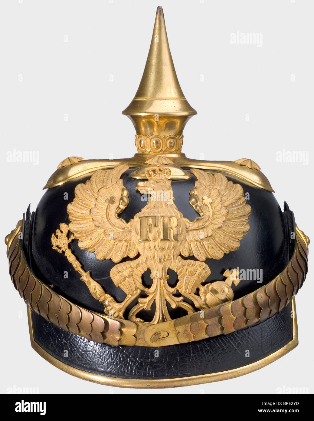 Ein preussischer Helm des Modells 1871/97, für einen Junior Militärbeamten Lederschädel, eckige vordere Spitze, Kleeblattmontage, Linienadler ohne Vaterländische Schriftrolle, Offiziersbesatz und -Schaben, konvexe Metall-Chinskalen. Die Befestigungen sind noch schön vergoldet. Leicht zerrissene, beige gefärbte gerippte Seidenfutter. Selten. Historisch, historisch, 19. Jahrhundert, preussisch, preussisch, Deutsch, Deutschland, Militaria, Militär, Objekt, Objekte, Stills, Clipping, Ausschnitte, Ausschnitte, Ausschnitte, Helm, Helm, Helm, Kopfstück, Kopfteile, Utensil, Ausrüstungsgegenstände, Utensilien, Prote, Stockfoto