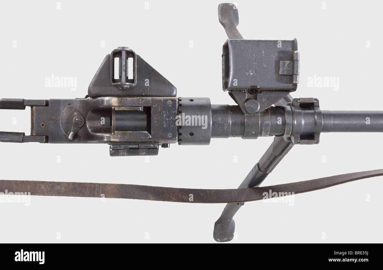 Ein Granatbüchse 39 / Panzergrenadiergewehr 39, Kaliber 7,9 mm Treibladung Patrone 318 (Schale), Nr. 24524. Hauptteile mit übereinstimmenden Nummern. Fasslänge 590 mm, Gesamtlänge 123 cm. Ein-Mann-Waffe. Auf dem Schraubengehäuse mit der Bezeichnung "Gr.B.39 / 24524 / bnz / 1941". Verschiedene Annahmezeichen Adler/'Waa624'. Mit einem Zylinder codierte "bnz / 40 / SIB12", der mit "Gr.B.39 / ch" gekennzeichnete Zündbecher. Komponenten: Zylinder mit Zündnase und Griff. Bolzengehäuse mit Schulterstütze, Schraube, Auswerfer, Sicherheits- und Griffrahmen. Sichtkomponente. Langer Bipod mit der Kennzeichnung "PZB39" nach dem MG 34-Bipod. Riemen, Stockfoto