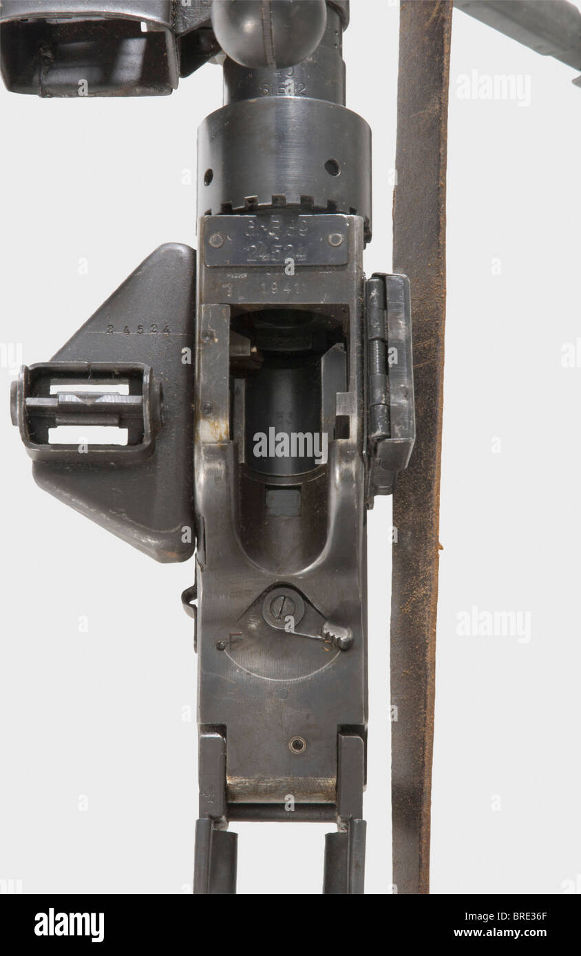 Ein Granatbüchse 39 / Panzergrenadiergewehr 39, Kaliber 7,9 mm Treibladung Patrone 318 (Schale), Nr. 24524. Hauptteile mit übereinstimmenden Nummern. Fasslänge 590 mm, Gesamtlänge 123 cm. Ein-Mann-Waffe. Auf dem Schraubengehäuse mit der Bezeichnung "Gr.B.39 / 24524 / bnz / 1941". Verschiedene Annahmezeichen Adler/'Waa624'. Mit einem Zylinder codierte "bnz / 40 / SIB12", der mit "Gr.B.39 / ch" gekennzeichnete Zündbecher. Komponenten: Zylinder mit Zündnase und Griff. Bolzengehäuse mit Schulterstütze, Schraube, Auswerfer, Sicherheits- und Griffrahmen. Sichtkomponente. Langer Bipod mit der Kennzeichnung "PZB39" nach dem MG 34-Bipod. Riemen, Stockfoto