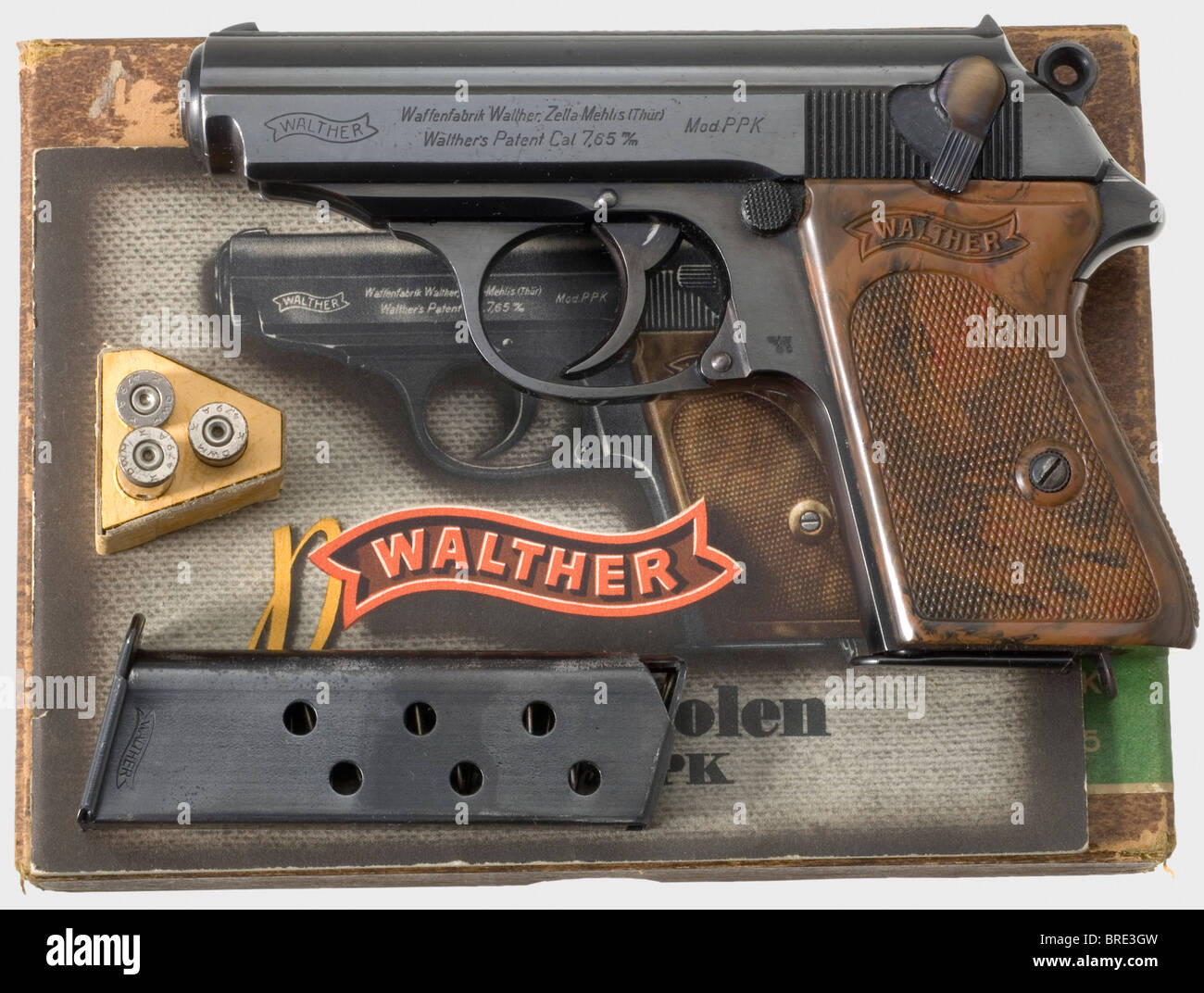 A Walther-PPK ZM, Millionen-Serie, Polizei, in Originalkarton, Kaliber 7,65 mm, Nr. 1006407. Helle Bohrung. 1938 produziert. Mit einem Beweis gekennzeichnete Krone/'N'. Standard-Folienbeschriftung. Links auf dem Rahmen Polizeiannahme Adler/'HK/C'. Komplett polierte Oberfläche mit minimalen Verschleißspuren auf dem vorderen Objektträger. Kleine Teile bluten. Makellose, braune Griffplatte aus Kunststoff. Passendes, korrektes Polizeimagazin mit Nr. 1006407 ohne Verlängerung. Fast neuer Zustand. Kommt in seiner passendigen, leicht eingezogenen Originalkartonschachtel mit korrektem Ersatzmagaz, Stockfoto