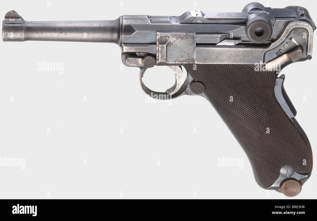 Ein Parabellum DWM 1906 Russland-Vertrag, Kaliber 9 mm Parabellum, nein 271. Übereinstimmende Zahlen. Leicht raue Bohrung. Griffsicherheit. Kein Schlitz für Schulterstock. An der Kammer zwei gekreuzte Mosin-Nagant-Gewehre, an der vorderen Kippverbindung mit der Kennzeichnung "DWM". Abzieher und Sicherheit mit kyrillischer Beschriftung. Original gebürsteter Bläuling teilweise dünn, gefleckt, Triggerplatte mit den ungeraden Gruben. Kleine Teile mit gelben Resten. Dunkle Walnussgriffplatten mit übereinstimmenden Nummern und passendem vernickeltem Blechmagazin - jeweils in bestem Zustand. Extrem seltener russischer Offizier pis, Stockfoto