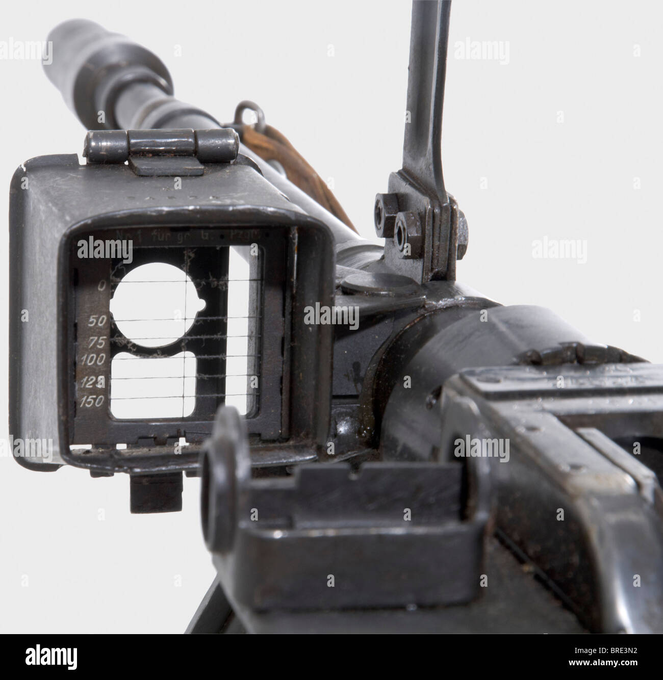 Ein Granatbüchse 39 / Panzergrenadiergewehr 39, Kaliber 7,9 mm Treibladung Patrone 318 (Schale), Nr. 24524. Hauptteile mit übereinstimmenden Nummern. Fasslänge 590 mm, Gesamtlänge 123 cm. Ein-Mann-Waffe. Auf dem Schraubengehäuse mit der Bezeichnung "Gr.B.39 / 24524 / bnz / 1941". Verschiedene Annahmezeichen Adler/'Waa624'. Mit einem Zylinder codierte "bnz / 40 / SIB12", der mit "Gr.B.39 / ch" gekennzeichnete Zündbecher. Komponenten: Zylinder mit Zündnase und Griff. Bolzengehäuse mit Schulterstütze, Schraube, Auswerfer, Sicherheits- und Griffrahmen. Sichtkomponente. Langer Bipod mit der Kennzeichnung "PZB39" nach dem MG 34-Bipod. Riemen, Stockfoto