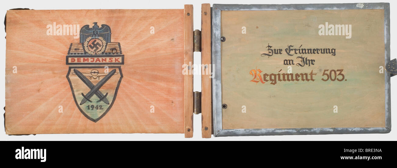 Oberst Arnold Schenk, Ausreisezertifikat 1943 aus dem 503rd Grenadier Regiment EINE schöne und liebevoll gestaltete Urkunde aus Holz und Metall für ihren abziehenden Kommandeur vom 20. Oktober 1943 "Rußland am 20. Oktober 1943". (Russland, 20. Oktober 1943). Zwei in kalligraphischer Schrift beschriftete Platten auf Vorder- und Rückseite, ein Bildfeld, das "Bol. Sachod' und 'South of Lake Lagoda'. Die Binde ist mit einer Eiche mit Blattschmuck und einem bemalten Demjansker Schild geprägt. Lichtschäden. Abmessungen 23 x 37 cm. Oberst Arnold Schenk wurde am 25. September mit dem Deutschen Kreuz in Gold ausgezeichnet. Stockfoto