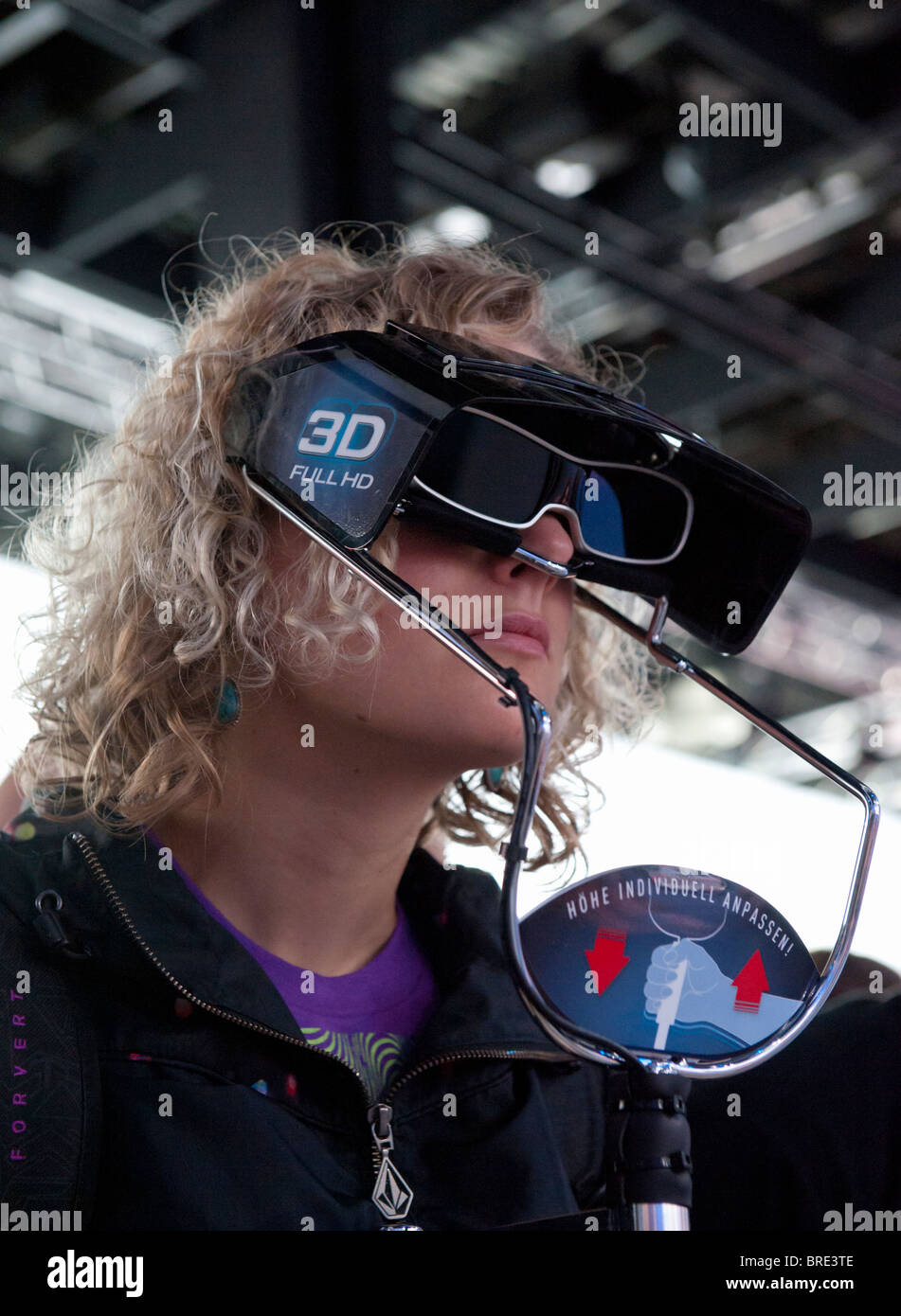 Frau, die man 3D Fernsehen durch eine 3D Brille bei Panasonic stehen digital imaging Messe Photokina in Köln Stockfoto