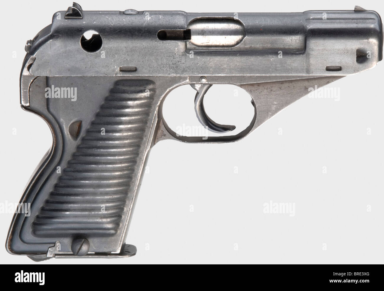 Eine Mauser-Mod. HSC 'Volkspistole' in Stahlblechprägung, Prototyp V5, Kaliber 7,65 mm, Nr. V5 (3). Folie und Rahmen mit übereinstimmenden Zahlen. Beide mit einem Beweis versehenen Adler/'N'. Keine Beschriftungen. Merkmale dieser vereinfachten Ausführung: Einschieben in Stahlblechprägung, geschleifte Rückansicht. Modifizierter Rahmen. Einteilige Griffplatte in Stahlblechprägung, auf der Rückseite mit dem Stempel "3" versehen. Komplette Oberfläche, an Orten mit minimaler Punktmuster. Abzieher mit Feder und aufgearbeiteter Sicherheit sind im Gerät enthalten. Auslösebalken und Zündstift fehlen, von einem Schmied überholt. Einzigartige Waffe in fast wie Minze, Stockfoto