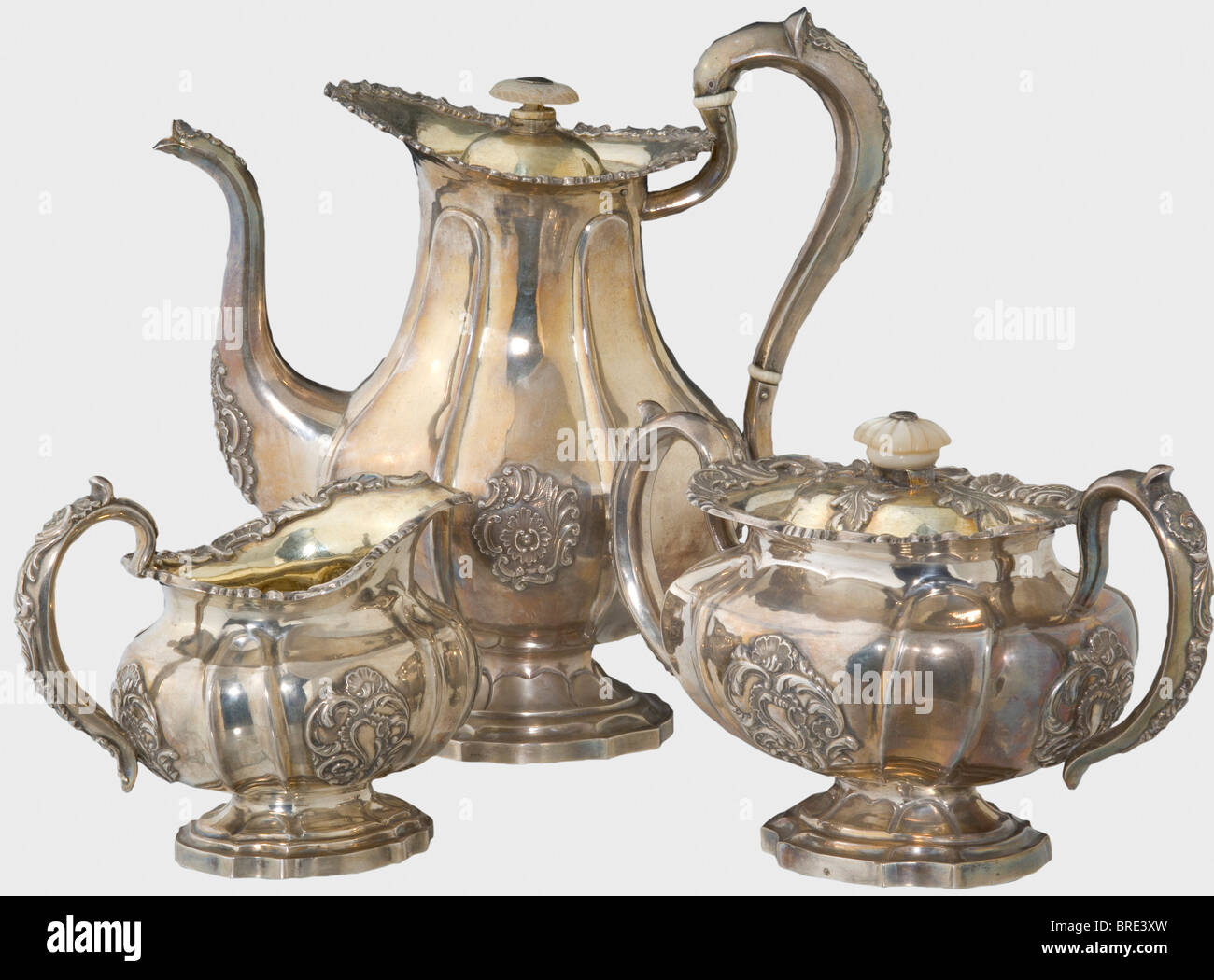 Drei Stücke aus einem Silberkaffee-Service, Adolf Sper, St. Petersburg, 1839/42 Silber mit vergoldeten Innenräumen und Deckel. Perlmuttgriffe. Die Kaminschüssel und die Zuckerschüssel tragen die Meisterzeichen für Adolf Sper, das Petersburger Markenzeichen für '84' Zolotniki und die Jahre '184' bzw. '1842'. Die Kaffeekanne trägt das kyrillische Meisterzeichen "LM", das Moskauer Markenzeichen "84" und das Jahr "1842". Höhen 11, 13 und 24 cm. Gesamtgewicht ca. Jahrhundert, Gefäß, Gefäße, Objekt, Objekte, Stills, Clipping, Clippings, Stockfoto