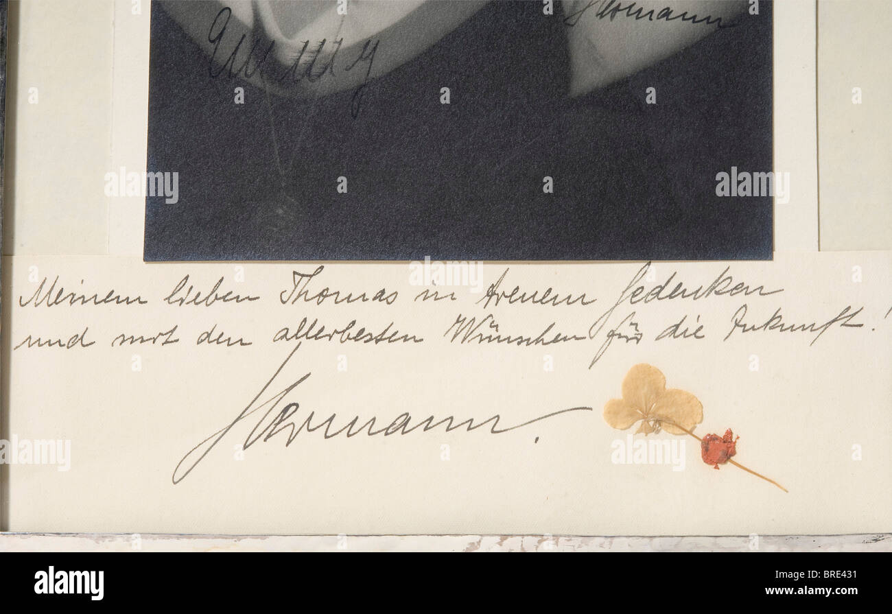 Hermann und Emmy Göring, ein Widmungsfoto zu Thomas von Kantzow Halbporträt von Hermann Göring in der Uniform eines Luftwaffengenerals mit Pour le mérite. Handschriftliche Unterschriften in dunkler Tinte "Hermann" und "Emmy", hinter dem Bild ein eingefügtes Papier mit einem getrockneten vierblättrigen Kleeblatt und die handschriftliche Widmung von Hermann Göring "An meinen lieben Thomas in der vernarrten Erinnerung und mit allen besten Wünschen für die Zukunft! Hermann'. In einem stehenden Bilderrahmen aus gehämmtem Silber, aus dem Atelier von Hermann Görings Lieblings-Berliner Juwelier, Professor Herbert Zeitner, Stockfoto
