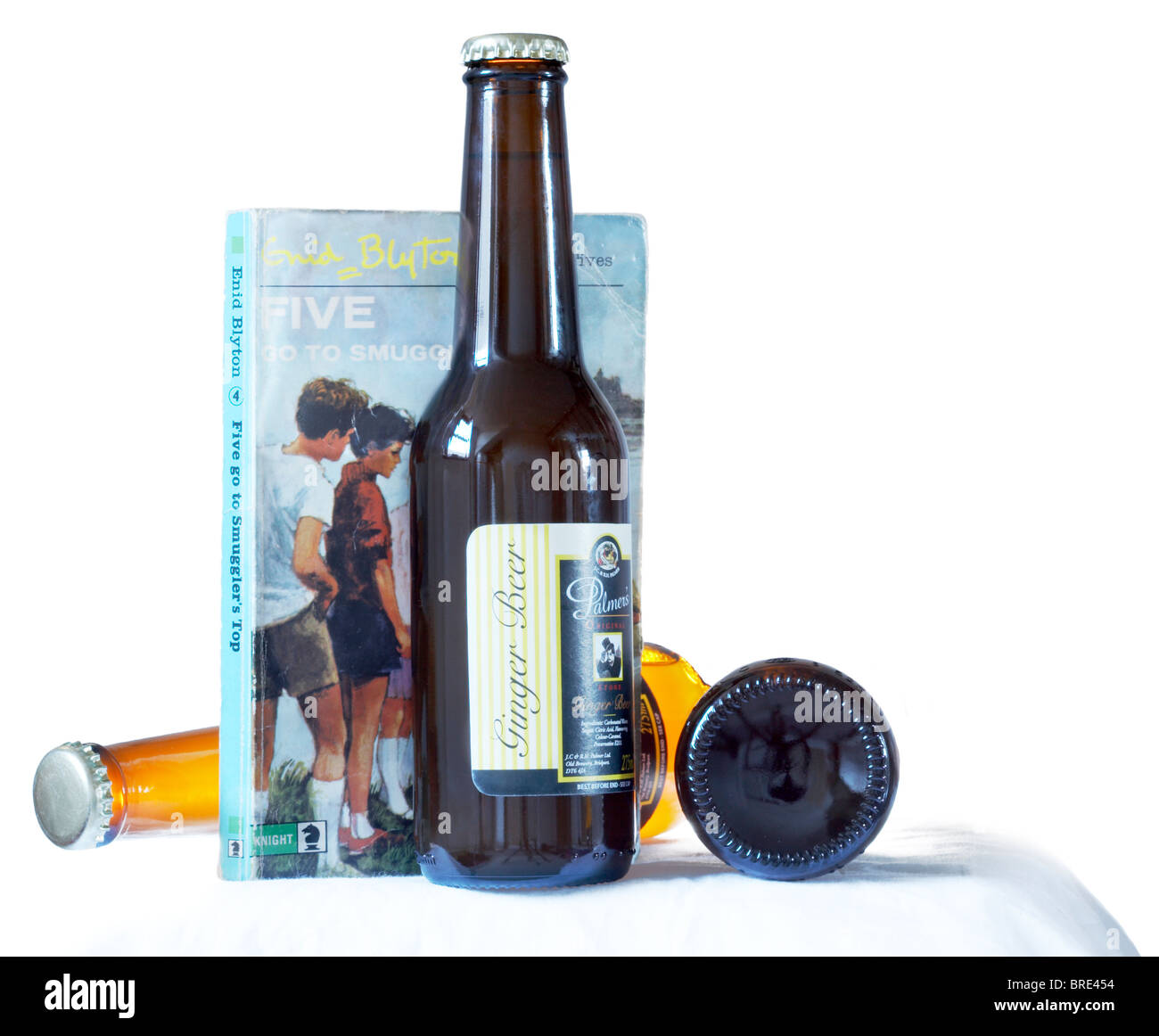 Flaschen Ginger Bier und fünf Freunde Buch von Enid Blyton Stockfoto