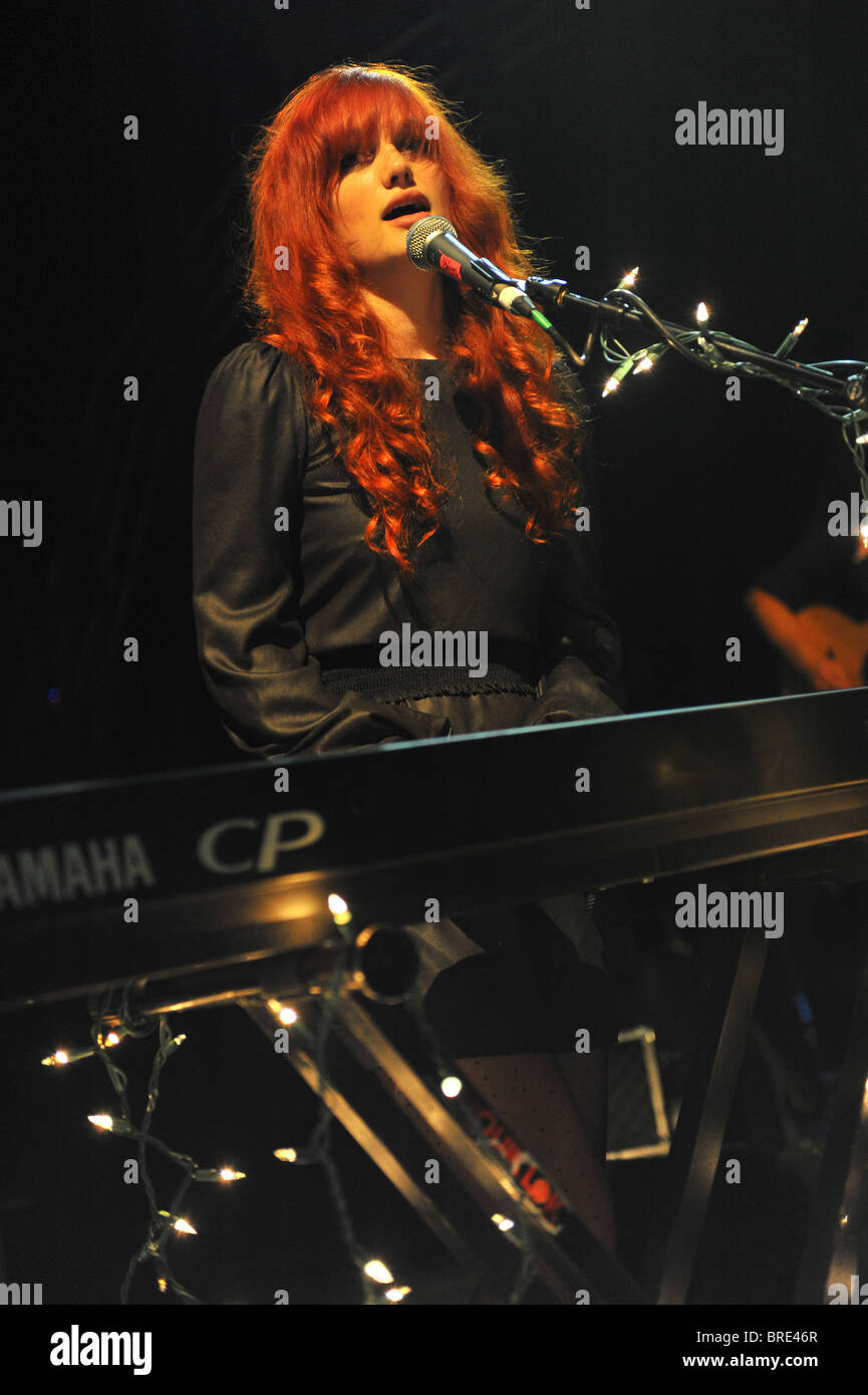 Alison Sudol von A Fine Frenzy führt auf der Bühne auf die O2 Shepherds Bush Empire am 9. Mai 2010. Stockfoto