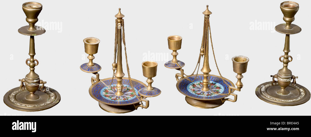 Zwei Paar Kerzenhalter, ca. 1900. Messing, früher vergoldet und bemalt, oder vergoldetes und emailliertes Messing. Ein Kerzenstift trägt das Inventarlabel "H.V.v.W. G.v.R. Privat-Eigentum" für Herzogin Vera von Württemberg, Großfürstin von Russland. Höhe von je 21 cm. Das emaillierte Paar Kerzenleuchter stammt aus dem sogenannten "Türkischen Raum". Herkunft: Herzogin Vera Konstantinovna Romanova (1854-1912). Historisch, historisch, 1900er, 20. Jahrhundert, 19. Jahrhundert, Objekt, Objekte, Stills, Clipping, Ausschnitte, Ausschnitte, Ausschnitte, Kunstgegenstände, Kunst, Kunstobjekt, ar, Stockfoto Zwei Paar Kerzenhalter, ca. 1900. Messing, früher vergoldet und bemalt, oder vergoldetes und emailliertes Messing. Ein Kerzenstift trägt das Inventarlabel "H.V.v.W. G.v.R. Privat-Eigentum" für Herzogin Vera von Württemberg, Großfürstin von Russland. Höhe von je 21 cm. Das emaillierte Paar Kerzenleuchter stammt aus dem sogenannten "Türkischen Raum". Herkunft: Herzogin Vera Konstantinovna Romanova (1854-1912). Historisch, historisch, 1900er, 20. Jahrhundert, 19. Jahrhundert, Objekt, Objekte, Stills, Clipping, Ausschnitte, Ausschnitte, Ausschnitte, Kunstgegenstände, Kunst, Kunstobjekt, ar, Stockfoto