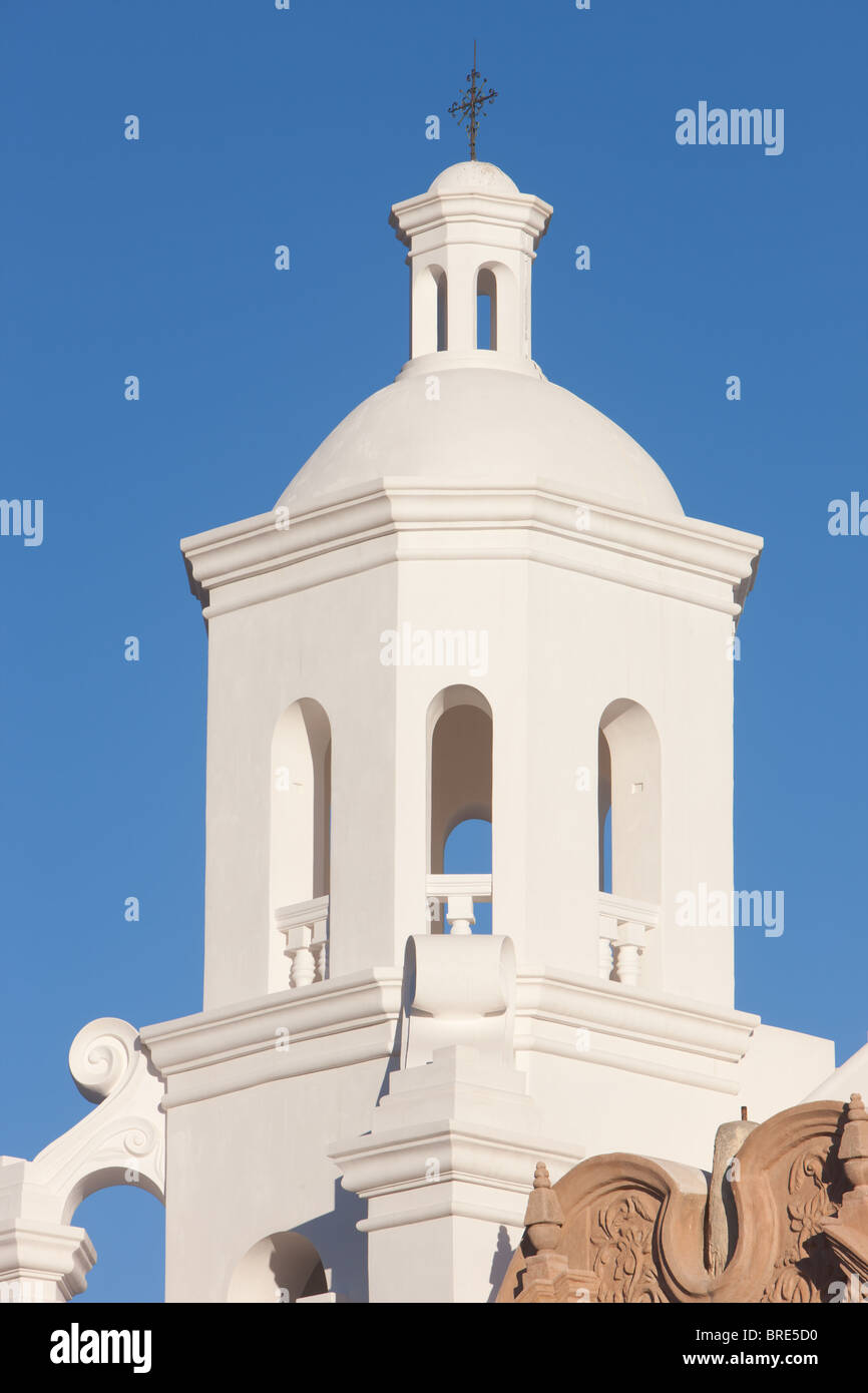 Die Kuppel des historischen maurischen inspiriert San Xavier del Bac Mission im Santa Cruz-Tal in der Nähe von Tucson, Arizona. Stockfoto