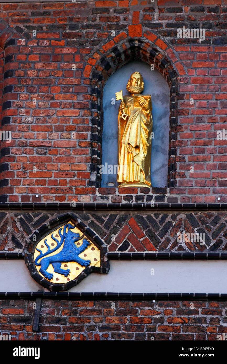 Historisches Rathaus in der Altstadt von Lüneburg, Westfassade des Lüneburger Rathauses, Finanzabteilung mit Wappen Stockfoto