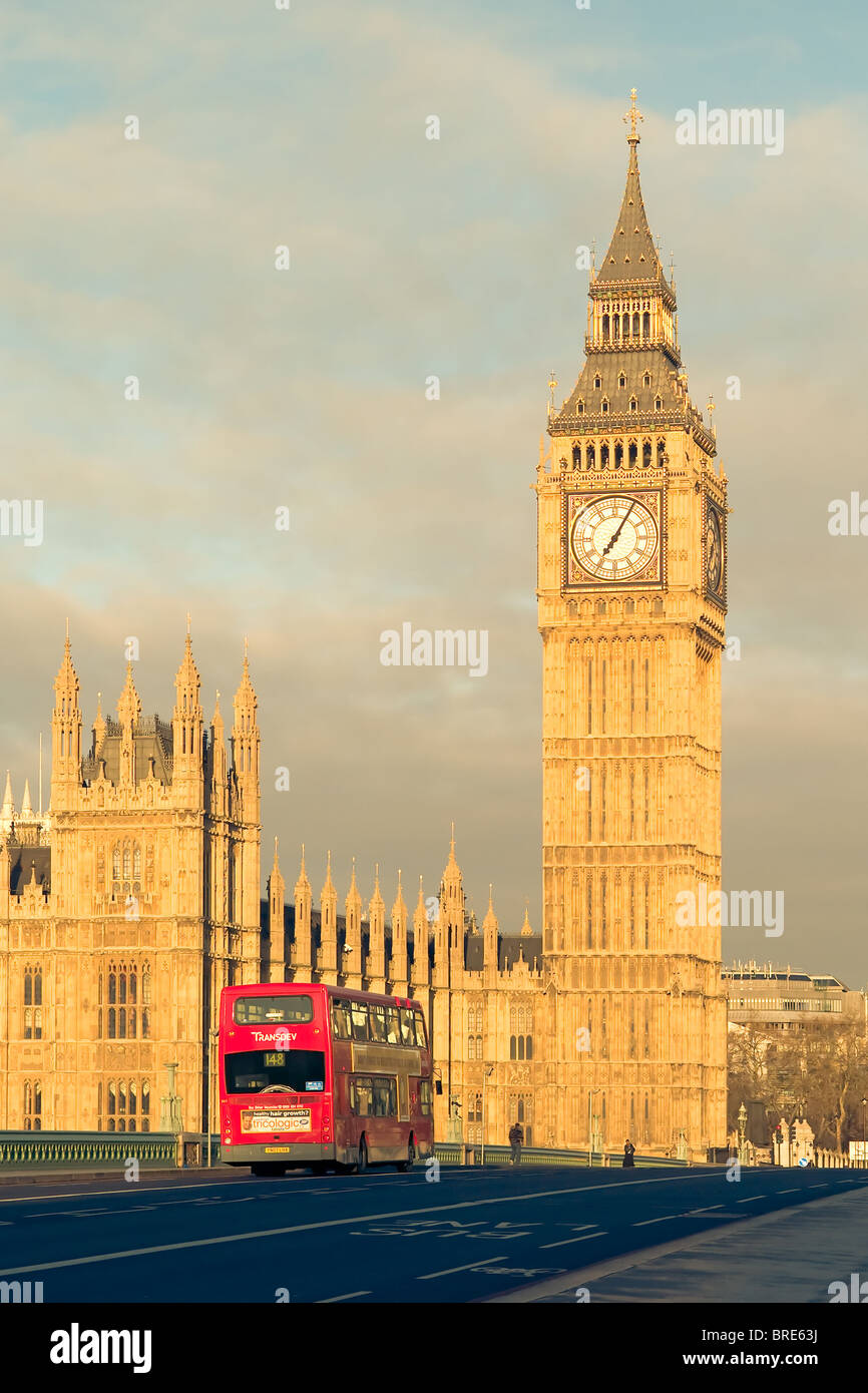 Big Ben Clock Tower (Elizabeth Tower) und Doppeldeckerbus auf die Westminster Bridge in London, England, UK. Stockfoto