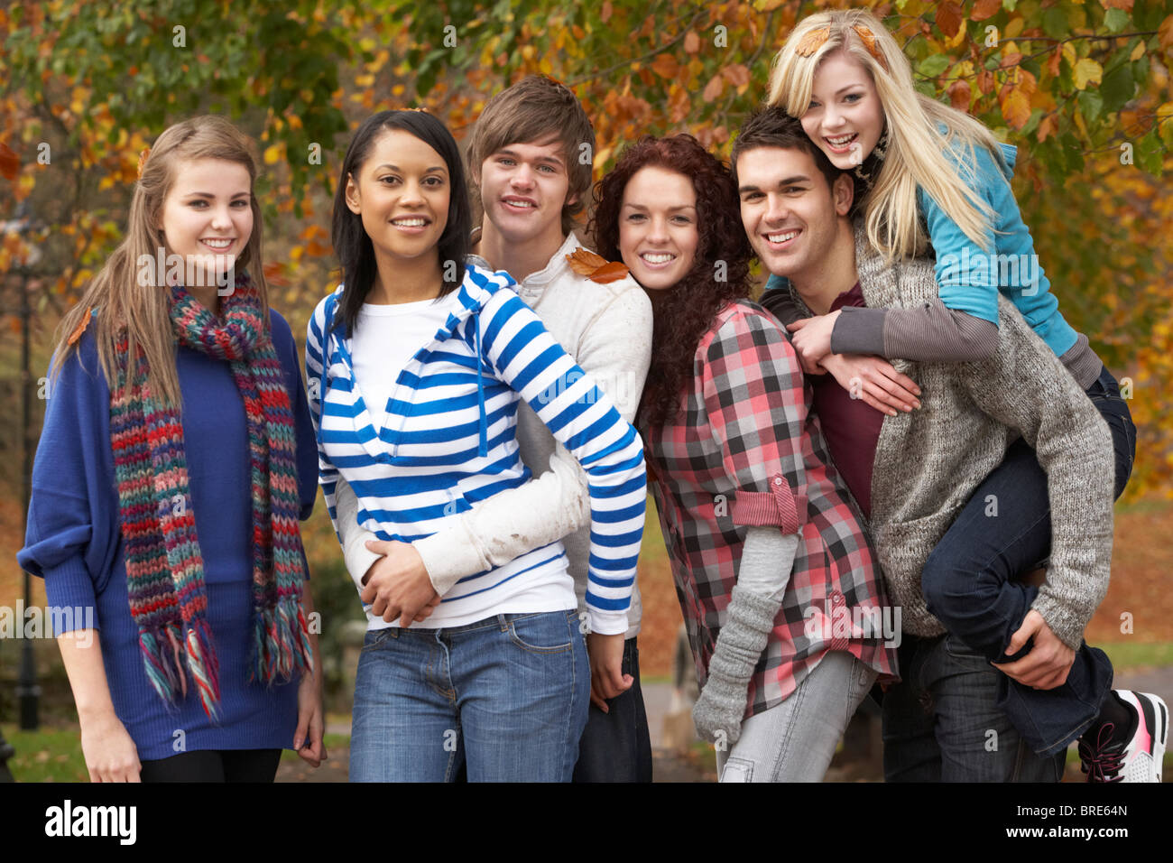 Gruppe von sechs Jugendlichen Freunde Spaß im Herbst-Park Stockfoto