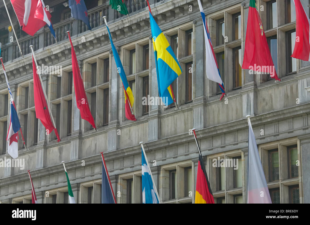 Ein paar der vielen Flaggen der Nationen auf der Außenseite des Antwerpener Rathaus in Grote Markt, Antwerpen, Belgien Stockfoto