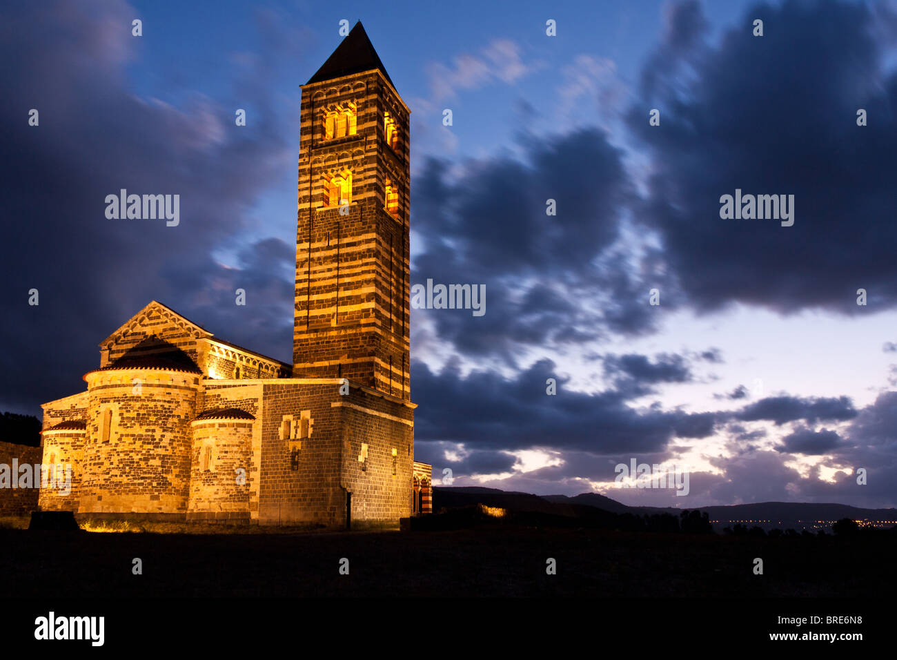 Kirche von Saccargia im Norden Sardiniens in der Abenddämmerung Stockfoto