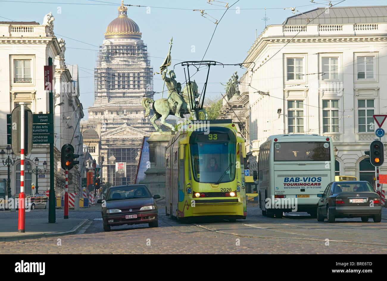 Straßenszene blickte Rue De La Regence von Place Royale (Royal Square) gegenüber dem Palais de Justice in Brüssel, Belgien. Stockfoto