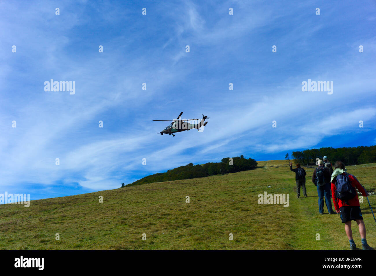 Rettungshubschrauber Summen eine Gruppe von Wanderern auf den Hauts Plateaux Du Vercors Stockfoto