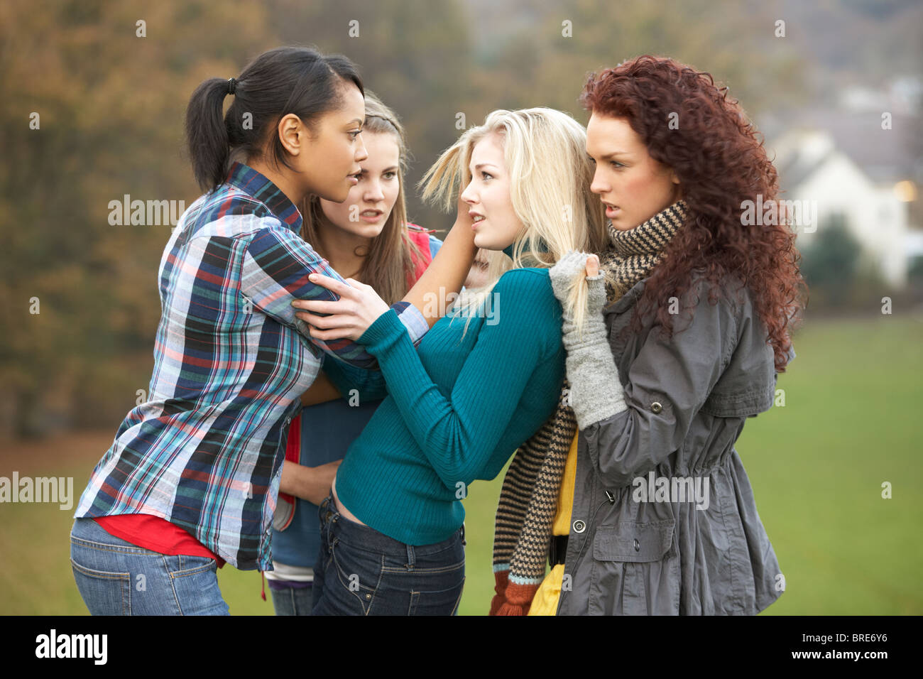 Gruppe von weiblichen Jugendlichen Mädchen Mobbing Stockfoto