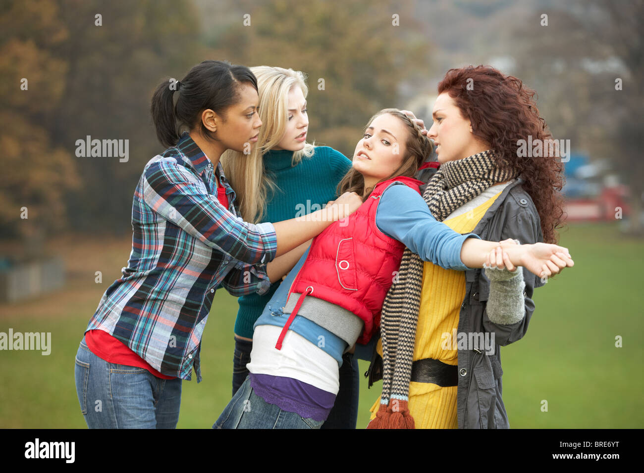 Gruppe von weiblichen Jugendlichen Mädchen Mobbing Stockfoto