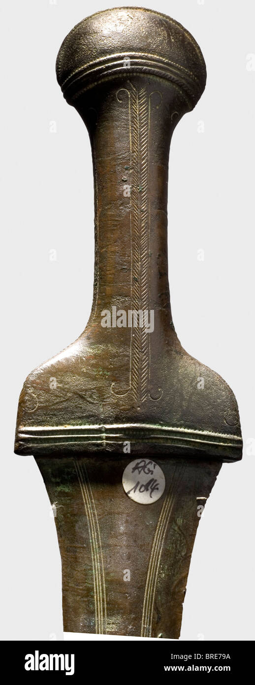 Ein Spätbronzezeitliches Nierenpommel-Schwert, 9. Jahrhundert v. Chr. Bronze-Schwert mit schlangenem Griff und nierenförmigem Knauf. Pommel und Hilt sind mit Punkten dekoriert. Ein viermal wiederholtes Fischbein- und Linienmotiv im Griff, das als stilisierte Darstellung zweier Schiffe gemeint ist. Die Klinge hat einen zentralen Grat und zwei parallele Reihen von Linien. Länge 62,7 cm. Gewicht 714 g Metall gut erhalten mit rötlich-brauner und grüner Patina an Stellen. Der Punkt fehlt. Sammlung Axel Guttmann (AG 1014). Vermutlich aus Norddeutschland. Veröffentlicht in H. Born/S. Hansen, Helme , Stockfoto