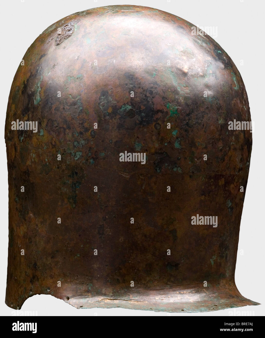 Ein korinthischer Helm, 7. Jahrhundert vor Christus EIN schwerer Bronzepelhelm aus zwei horizontalen Hälften, die miteinander vernietet sind. Die Stifte (17) sind noch auf der Innenseite erkennbar. Hoher gewölbter Schädel, großer Gesichtsausschnitt. Fragmentarischer Nasenschutz. Umgeben von Löchern für das Helmfutter. Ein Loch im Nackenschutz. Lötspuren links von der Krone. Höhe 23,7 cm. Gewicht 1588 g Rötlich-braune Patina, stellenweise grün und schwarz, manchmal mit metallischer Oberfläche. Dellen. Sammlung Axel Guttmann (H 145/AG 453). 1994 in Genf erworben. Vgl. Ein ähnliches, wenn auch weniger vorsichtig m, Stockfoto