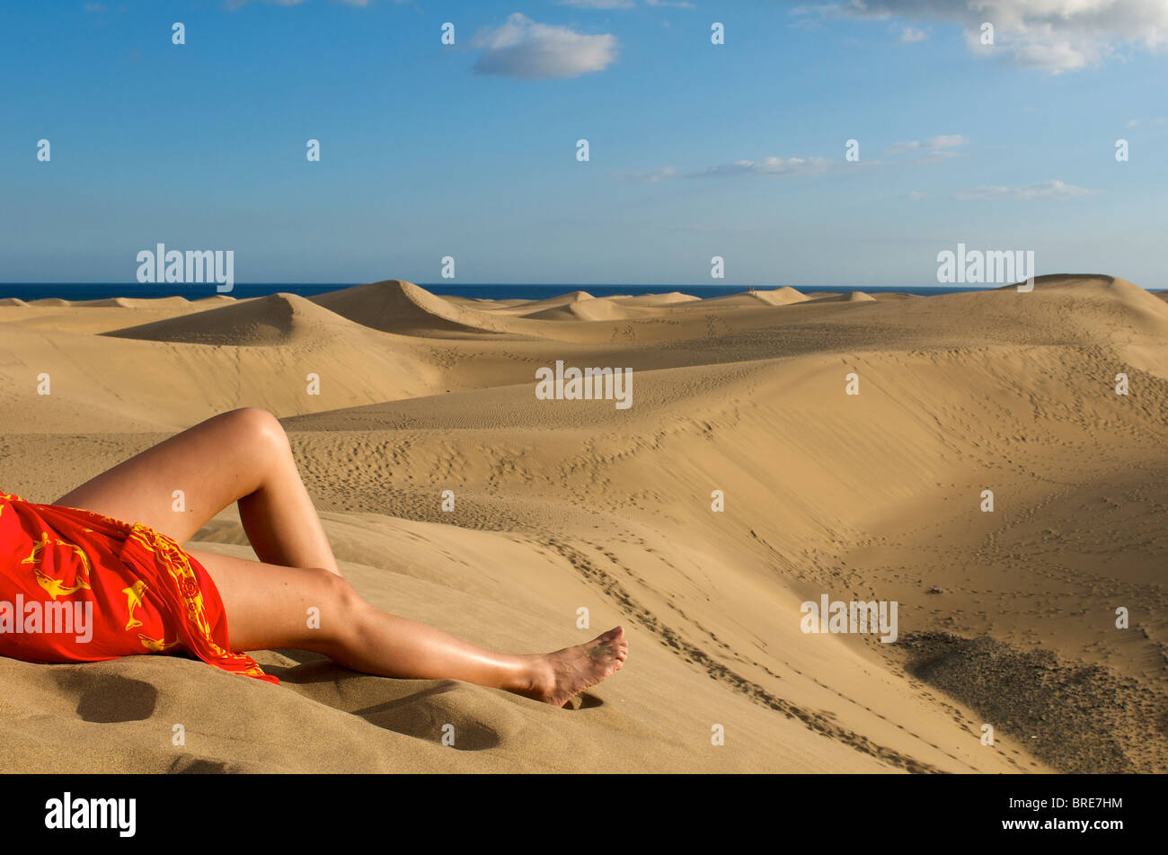 Frau in den Dünen von Maspalomas, Gran Canaria, Spanien Stockfotografie -  Alamy