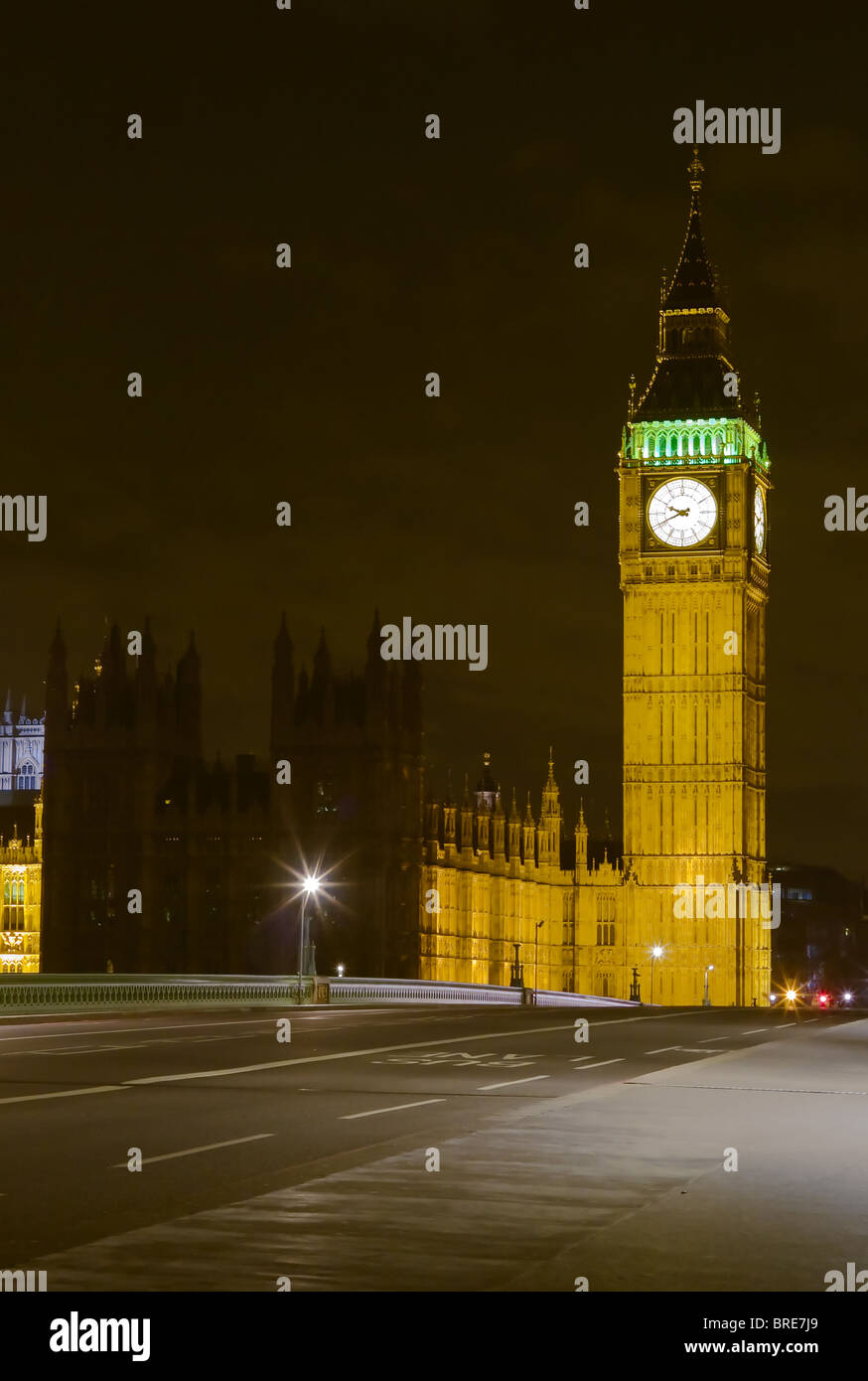 Big Ben (Elizabeth Tower) und die Westminster Bridge in der Dämmerung in London, England, UK. Stockfoto