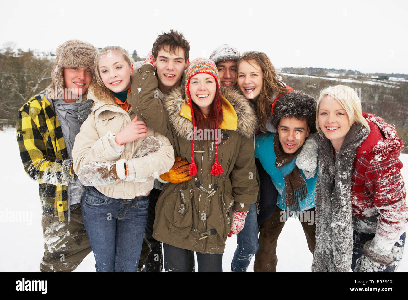 Gruppe von Teenager Freunden Spaß In Schneelandschaft Stockfoto