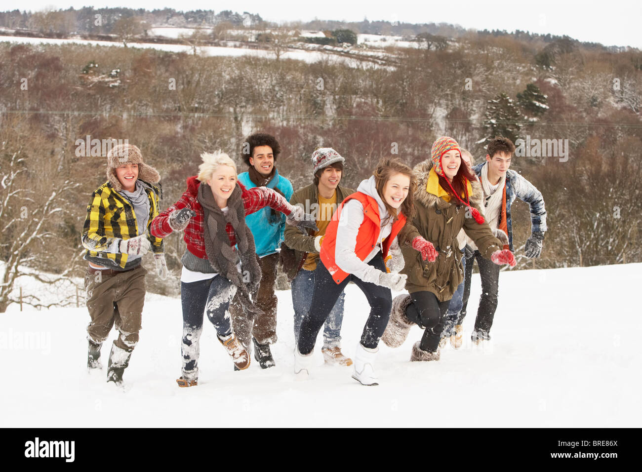 Gruppe von Teenager Freunden Spaß In Schneelandschaft Stockfoto