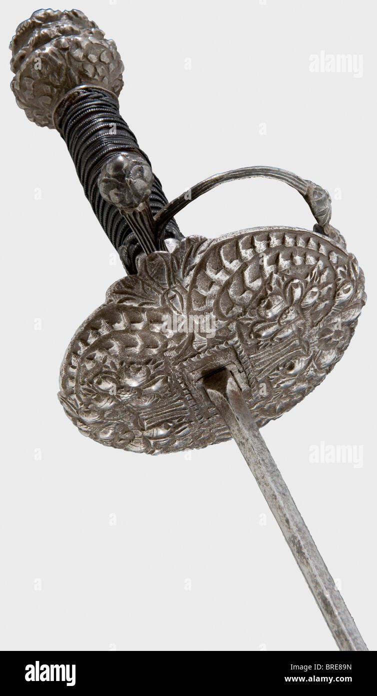 Ein Rapier mit eisernem Eisenstilz, deutsch/niederländisch, ca. 1.680 Gerade, stoßende Klinge aus abgeflachter sechseckiger Sektion und fuller mit einer unleserlichen Aufschrift auf beiden Seiten des oberen Drittels der Klinge. Fein meißelbare und geprägte Schutzplatte, Quillone und Pommel. Drahtgewickelter Griff mit Türkenköpfen. Klinge etwas gefleckt. Drahtwicklung lose. Länge 110 cm. Historisch, historisch, 17. Jahrhundert, Schwert, Schwerter, Waffen, Waffen, Waffe, Arm, Kampfgerät, Militär, Militaria, Objekt, Objekte, Stills, Clipping, Ausschnitte, Ausschnitte, Ausschnitte, Ausschnitte, Nahkampf, Stockfoto